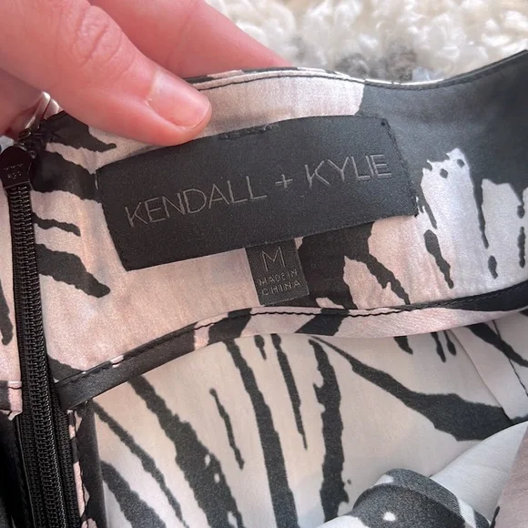 Kendall + Kylie Leaf Print Silk Shorts - Picture 4 of 4